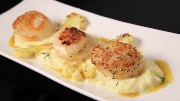 煎帶子配椰菜花蓉及自製咖哩油 Seared Scallop with Cauliflower Puree and Curry Oil