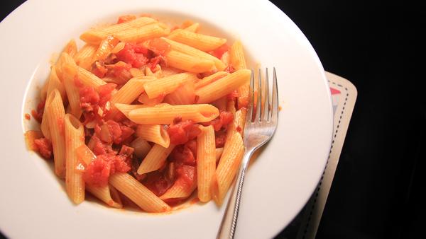 快捷易煮的意粉食譜 - 蕃茄辣肉腸長通粉 Penne with Tomato Sauce and Chorizo